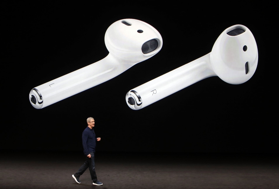 AirPods：在这款产品于2016年发布之前，市面上已经有很多蓝牙耳机产品，但苹果凭借AirPods占据一席之地。AirPods有“带上耳机自动播放音乐”的功能，其充电盒设计也是一大亮点。它初看上去设计有点愚蠢，但很快成为潮流单品。