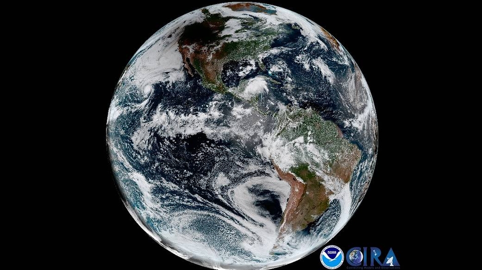 GOES-16卫星拍摄地球阴影：图中是GOES-16卫星拍摄彩色地球图像，显示美国西北部大部分面积笼罩在日食阴影之中。