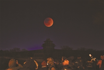 如果你已错过今年元旦的超级月亮，没关系！1月31日月亮女神上演“月全食血月+超级月亮+蓝月”三景合一天文奇观，150多年一遇！