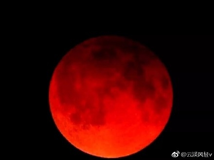 如果你已错过今年元旦的超级月亮，没关系！1月31日月亮女神上演“月全食血月+超级月亮+蓝月”三景合一天文奇观，150多年一遇！