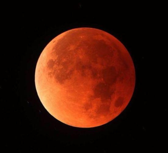 如果你已错过今年元旦的超级月亮，没关系！1月31日月亮女神上演“月全食血月+超级月亮+蓝月”三景合一天文奇观，150多年一遇！