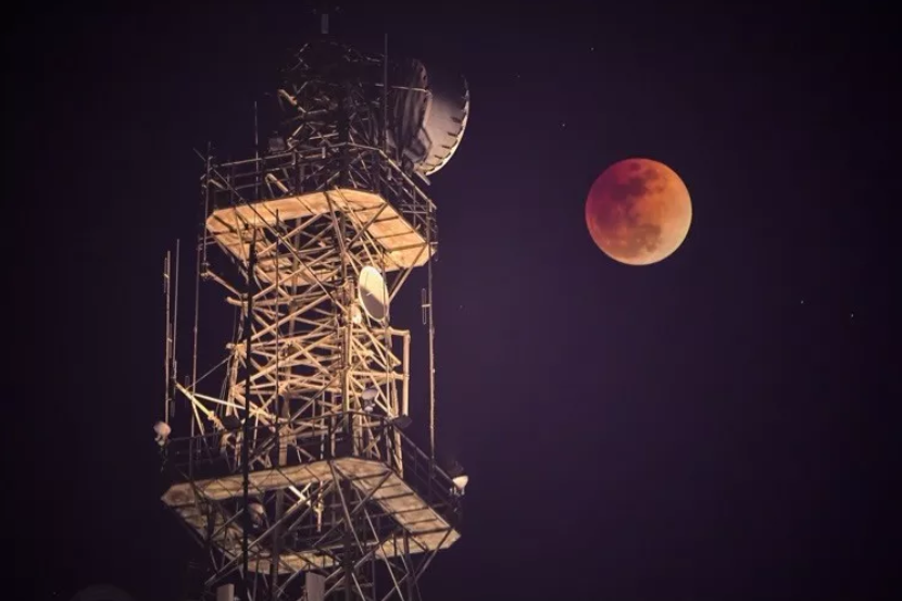 在内蒙古呼和浩特拍摄的月亮（二次曝光）