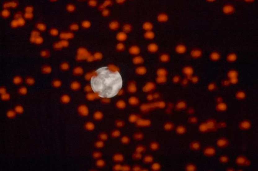 这是1月31日在内蒙古呼和浩特市拍摄的月亮。