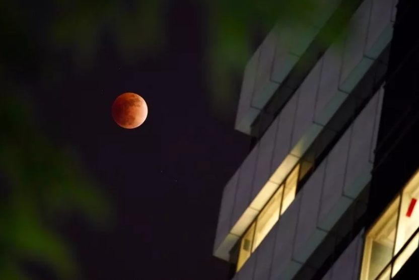 北京宣武门地区拍摄的红月亮