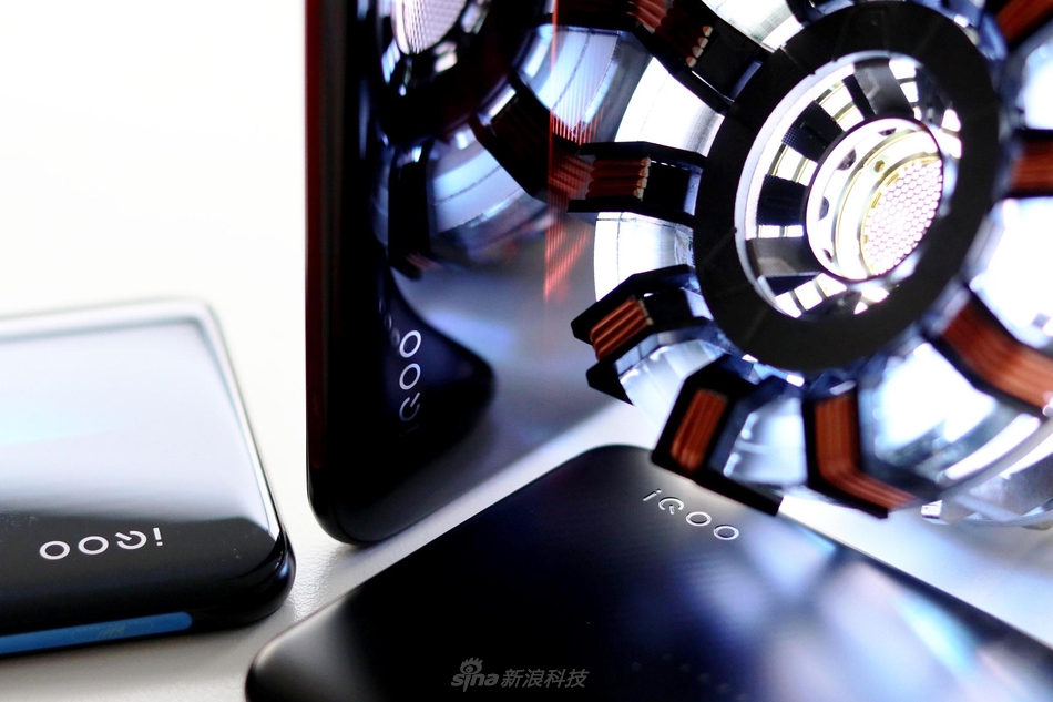 背部灯带进入游戏世界 iQOO手机图赏