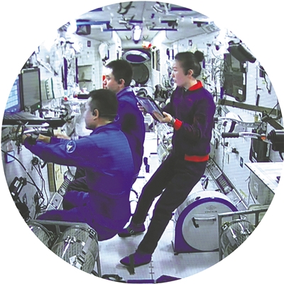 航天员通过手控遥操作方式控制货运飞船。
　　图片由新华社记者在北京航天飞行控制中心拍摄