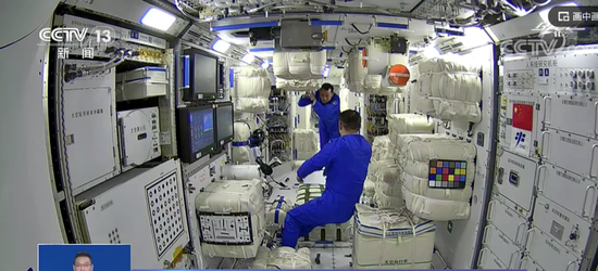 航天员进入空间站