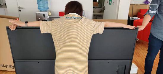 比运营妹子臂展更长的电视