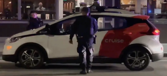 AI|全无人RoboTaxi违章被抓后上演突然逃逸的离奇一幕 交警都懵了