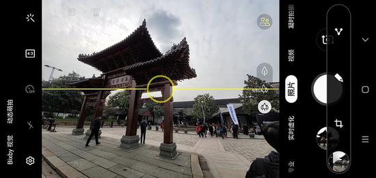 ▲ Galaxy S10 的 AI 辅助拍摄功能,能帮用户根据场景找到合适的拍摄角度