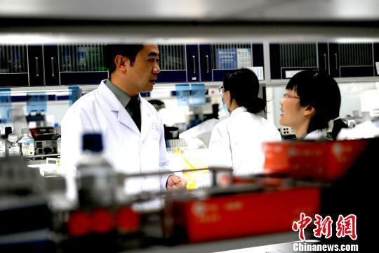 李涛博士与团队科研人员在实验室。 岳恒冰 摄