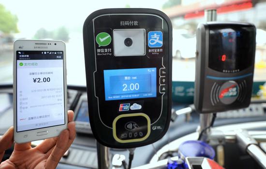 乘客在公交车实现微信支付后，显示支付价格。来源：视觉中国