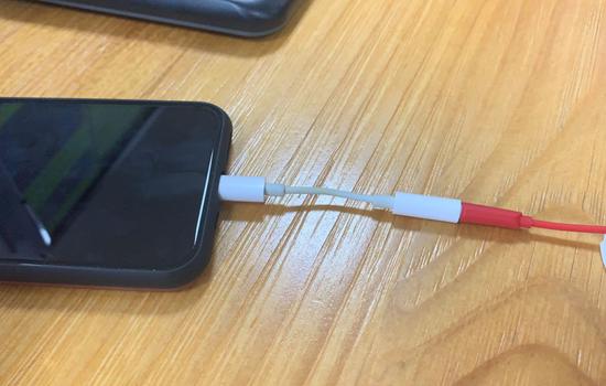 手机、转接头、3.5mm耳机,一位iPhone用户的日常。/Juno