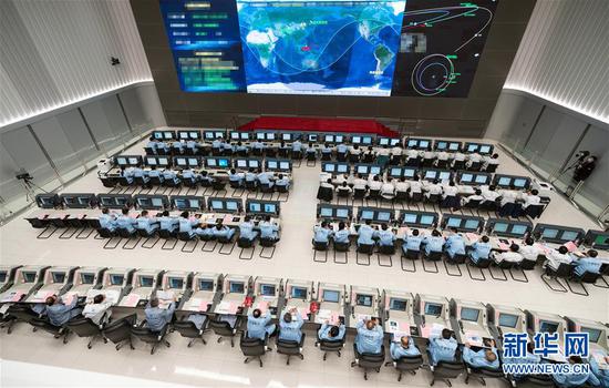 10月9日，在北京航天飞行控制中心，航天科技人员在现场工作。 新华社记者 才扬 摄