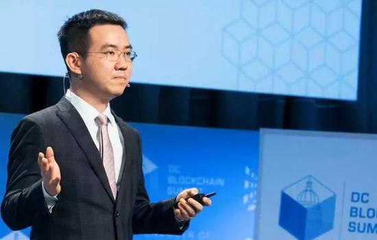图:2018华盛顿DC区块链峰会演讲上的吴忌寒