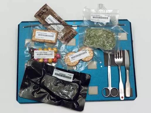 航天飞机上放在托盘上的食物(图片来源:维基百科)