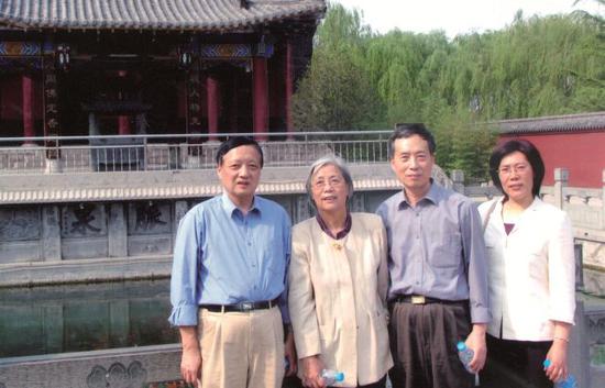 与裴定一(左 1)、李淑英(左 2)、于秀源(左 3)教授合影