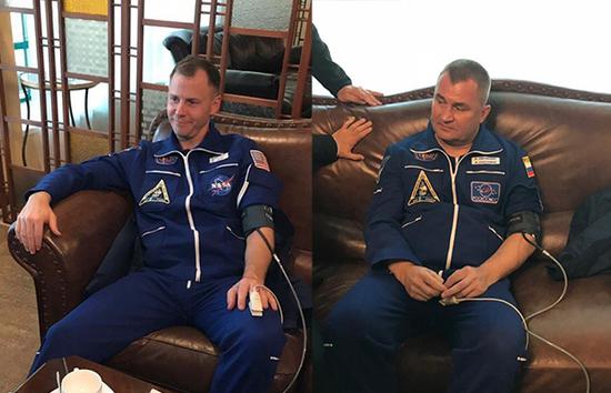俄联盟飞船逃生宇航员获救后画面曝光：神态自若