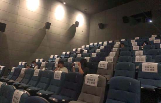 电影院座椅贴有提示“保持距离，禁止就坐” / 受访者供图
