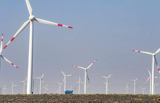2018年9月18日，在新疆乌鲁木齐达坂城风力发电场，一辆汽车行驶在“风车森林”里。新华社记者赵戈摄