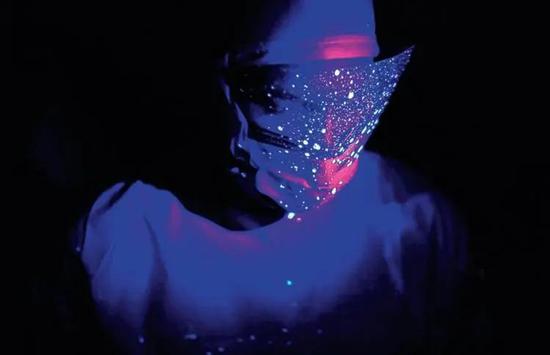 图9：紫外光下可见医护人员的面罩上溅满了染料（白色点）来源：R Canelli et al。 N Engl J Med 2020。 DOI： 10.1056/NEJMc2007589