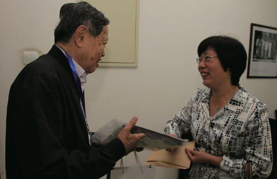 与杨振宁先生交流(2012年清华大学高等研究院成立 15 周年)