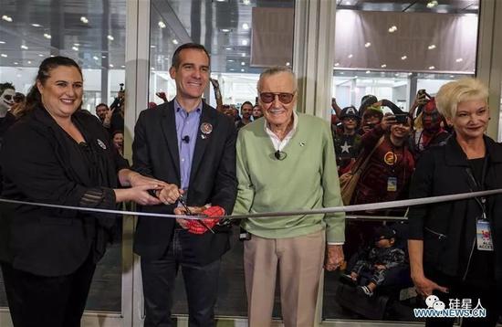 2016年，斯坦·李为漫展剪彩