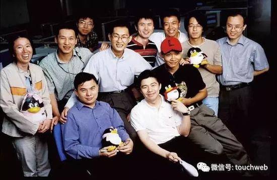腾讯早期员工在2001年合影