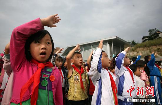 2009年9月2日，汶川映秀小学100多名学生借校开学。中新社记者 刘忠俊摄