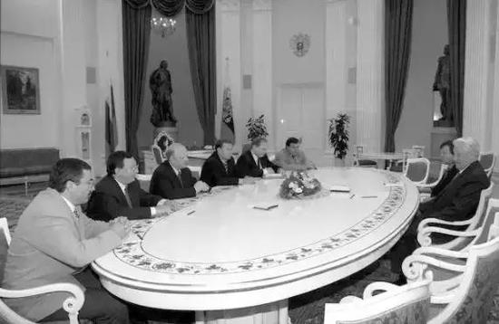  1997年俄总统叶利钦在克里姆林宫会见七寡头