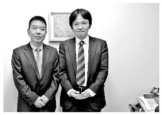 图为本报记者蒲建安(左)采访日本电子商务法令专家、英知法令事务所律师森亮二。森亮二律师向本报记者介绍了日本怎么经过对现有法令的修正等方法,完成对电子商务的有用办理。