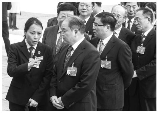 广州市中级人民法院少年家事审判庭庭长陈海仪代表(左一)每年参会期间都买500个两会纪念信封,将自己的鼓励和祝福写在信封上,寄给她曾经帮助过的失足少年。3月12日,陈海仪与其他代表就未成年人保护的话题展开讨论。