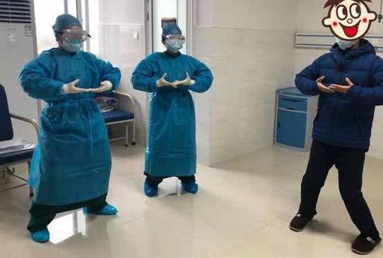 医务人员和患者一起练习八段锦 (照片来源:腾讯新闻)
