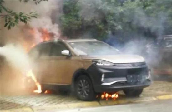 网上流传网的威马汽车自燃图片