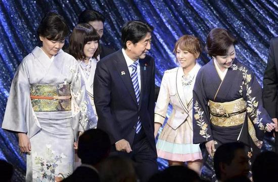 △ 2013年安倍晋三在东盟-日本纪念首脑会议的晚宴上邀请AKB48的成员出席