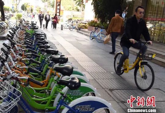 老人微信被
无端扣钱?小心“被保险”了