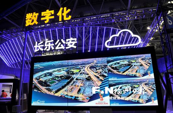 部分已搭建完毕展区进行技术调试。记者 郑帅 摄