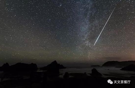  2015年双子座流星雨中的“落地火流星”（来源：Skyandtelescope）