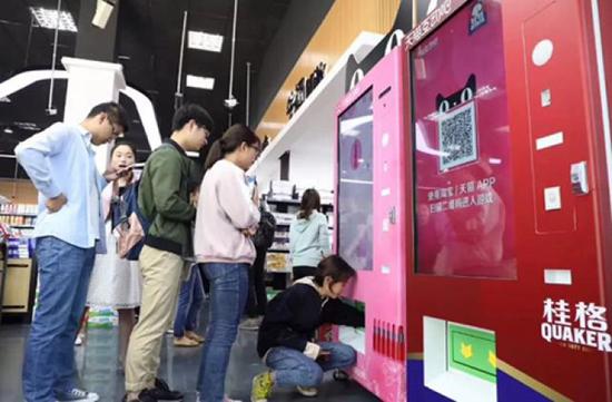 四川师范大学的天猫小店里，学生排队试用天猫魔镜