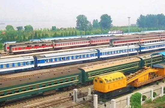 普速列车，运行速度基本上在80-120km/h左右。