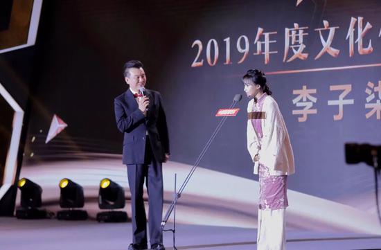 李子柒（右）获2019年度文化传播人物