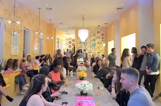 约会软件Bumble在加州举行的相亲会现场