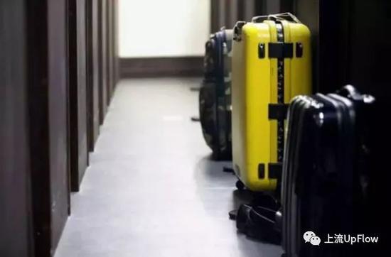 ▲网吧隔间通道中摆放的行李箱 | 图片来源：《日本的一次性工人：网吧难民》田志穗花