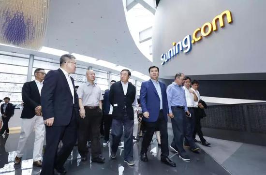 ▲2018年9月,张近东和中国企业家俱乐部理事们在苏宁总部