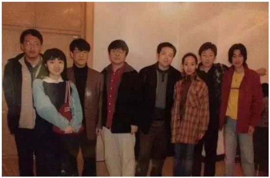 左三是李笑来,如今的币圈大佬,左四是罗永浩,现在是锤子科技创始人,右二是李丰,峰瑞资本的创始人,被称为最熟悉90后的投资人