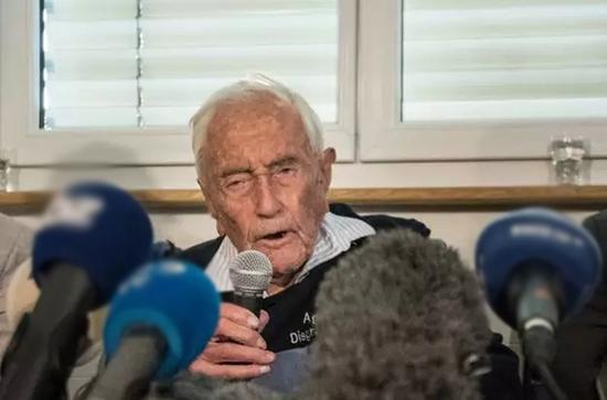 澳大利亚最老科学家大卫·古达尔 在接受瑞士“安乐死”