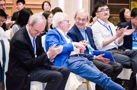 一张图里俩诺奖得主(中间俩)