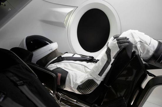 龙飞船内部 来源:SpaceX推特