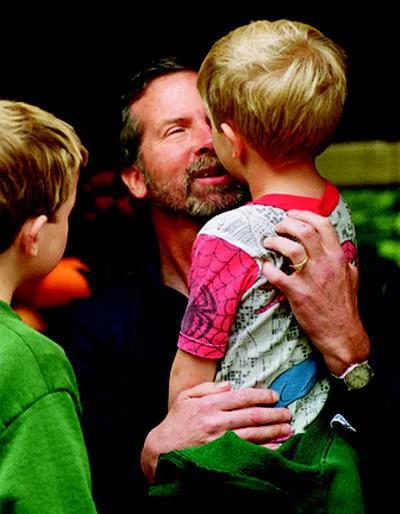 　May 和儿子。图片来源：Florence Low