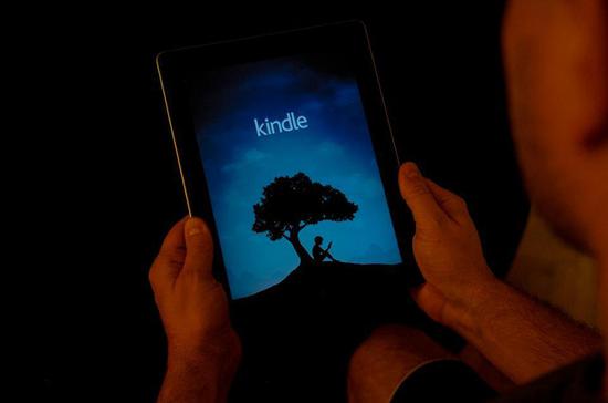2017年11月2日,这名男子在iPad上使用亚马逊Kindle应用程序